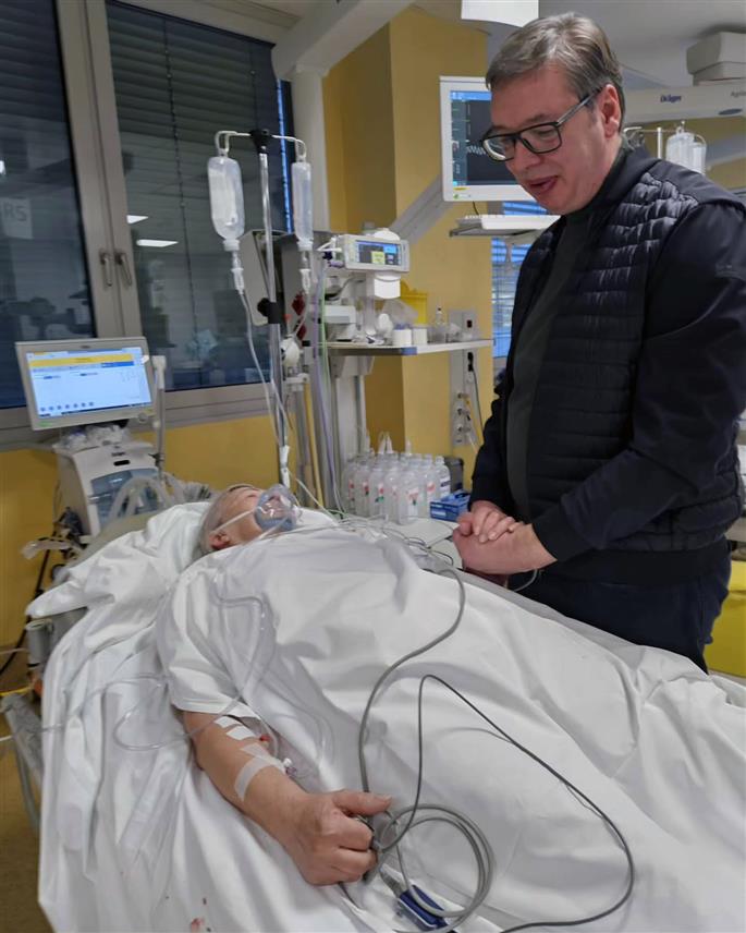 БЕОГРАД, 4. МАРТА/ СРНА/ - Предсједник Србије Александар Вучић посјетио је у Клиничком центру у Београду посланика Јасмину Обрадовић, која је повријеђена током насиља у Скупштини Србије када су опозициони посланици бацали шок бомбе, сузавац и бакље.