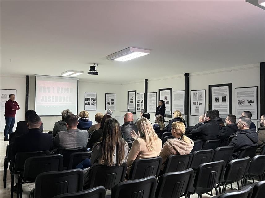 КОЗАРСКА ДУБИЦА, 4. МАРTА /СРНА/ - Документарни филм "Крв и пепео Јасеновца" Лордана Зафрановића приказан је данас у изложбеној сали Спомен-подручја Доња Градина у Козарској Дубици.