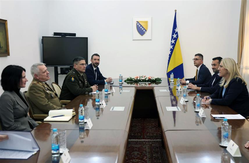 САРАЈЕВО, 4. МАРТА /СРНА/ - Српски члан и предсједавајућа Предсједништва БиХ Жељка Цвијановић разговарала је данас са командантом НАTО штаба у Сарајеву Метјуом Валасом и командантом ЕУФОР-а у БиХ Флоријан Маријаном Барбом, те размијенили мишљења и ставове о актуелним политичким и безбједносним приликама у БиХ.