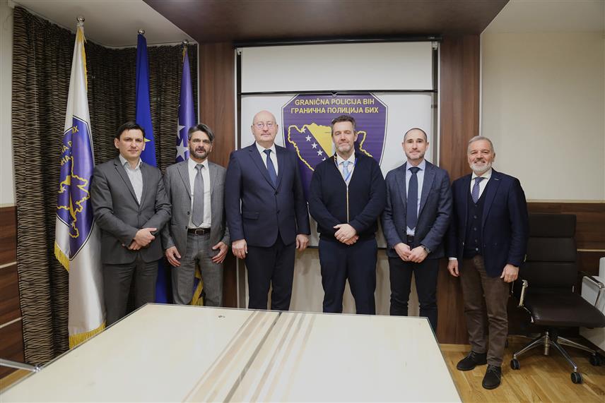 САРАЈЕВО, 4. МАРТА /СРНА/ - Директор Граничне полиције БиХ Мирко Купрешаковић разговарао је данас у Сарајеву са представницима МУП-а Италије и представницима МУП-а Италије у БиХ о досадашњој сарадњи, заједничким пројектима и јачању капацитета Граничне полиције БиХ у виду материјално-техничке опремљености и едукација за полицијске службенике ове полицијске агенције.