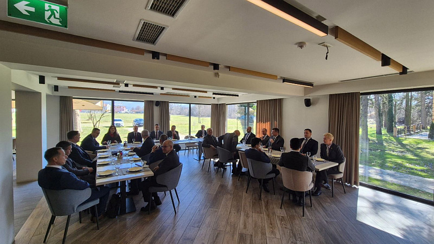 САРАЈЕВО, 4. МАРТА /СРНА/ - Замјеник министра одбране у Савјету министара Александар Гогановић у разговору са члановима Асоцијације војно-дипломатских представника акредитованих у БиХ.