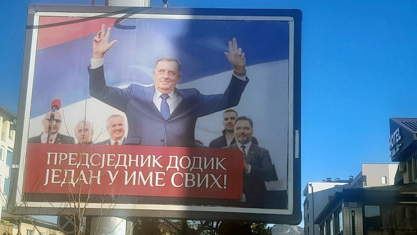 ПАЛЕ, 4. МАРТА /СРНА/ - Плакат подршке предсједнику Републике Српске Милораду Додику постављен је у општини Пале.	