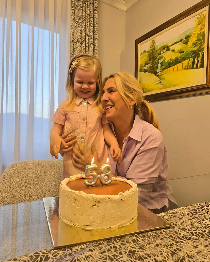 БАЊАЛУКА, 4. МАРТА /СРНА/ - Српски члан и предсједавајућа Предсједништва БиХ Жељка Цвијановић је на Инстаграму објавила фотографију са унуком и рођенданском тортом.	