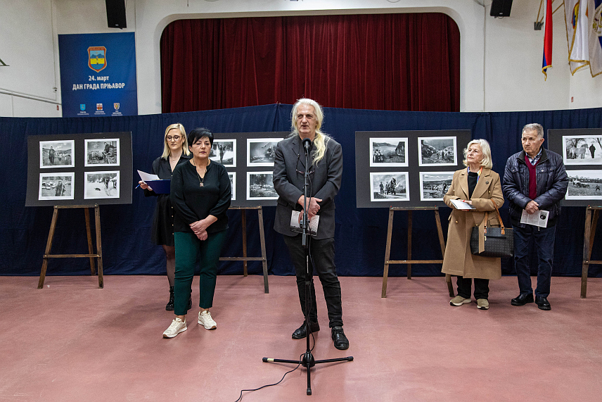 ПРЊАВОР, 4. МАРТА /СРНА/ - У Прњавору је вечерас отворена изложба фотографија "Стазе живота" аутора Биљане Латиновић у оквиру обиљежавања 24. марта, Дана града.	