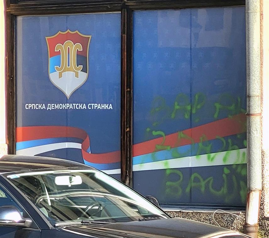 ПАЛЕ, 4. МАРТА /СРНА/ - На просторијама Општинског одбора СДС Пале јутрос је освануо графит "Бабаљ издајник - балија".