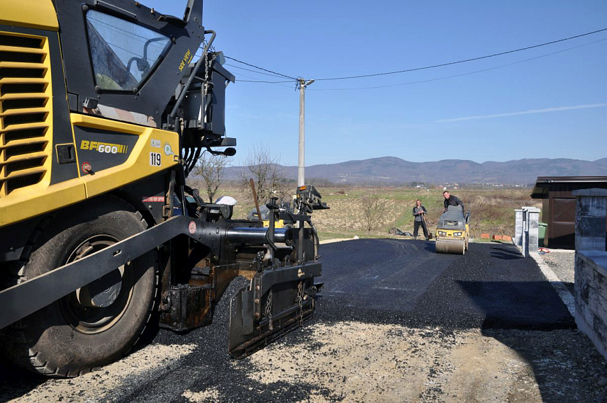 ПРИЈЕДОР, 5. МАРТА /СРНА/ - У Приједору је настављена реализација инфраструктурних пројеката који су били обустављени током зимских мјесеци, а ријеч је о асфалтирању путних праваца у приградским насељима и селима, саопштено је данас из Градске управе.	

