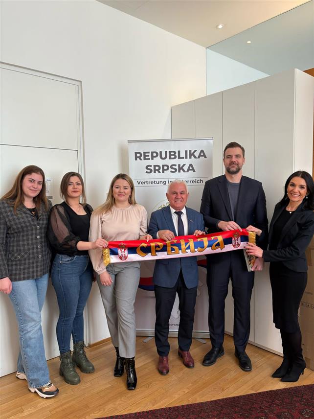 ШАМАЦ, 5. МАРTА /СРНА/ - Предсједник Одбора за помоћ Србима на Косову и Метохији Милорад Арлов изјавио је Срни да ће крајем марта почети реализација пројекта "Сваки Србин један евро за српску дјецу на Косову и Метохији", који ће спровести Представништво Републике Српске у Бечу и Савез Срба Аустрије.