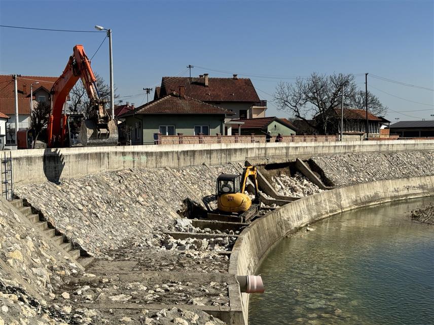 БИЈЕЉИНА, 5. МАРТА /СРНА/ - Санација обалоутврде на ријеци Јањи у истоименом бијељинском насељу почела је данас, а радови вриједни 99.918 КМ требало би да заврше до краја марта.