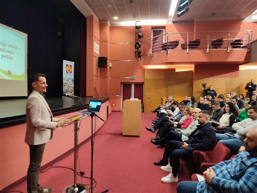 ГРАДИШКА, 5. МАРТА /СРНА/ - Семинар "Декарбонизација малих и средњих предузећа – изазови и прилике" одржан је данас у градишком Културном центру.