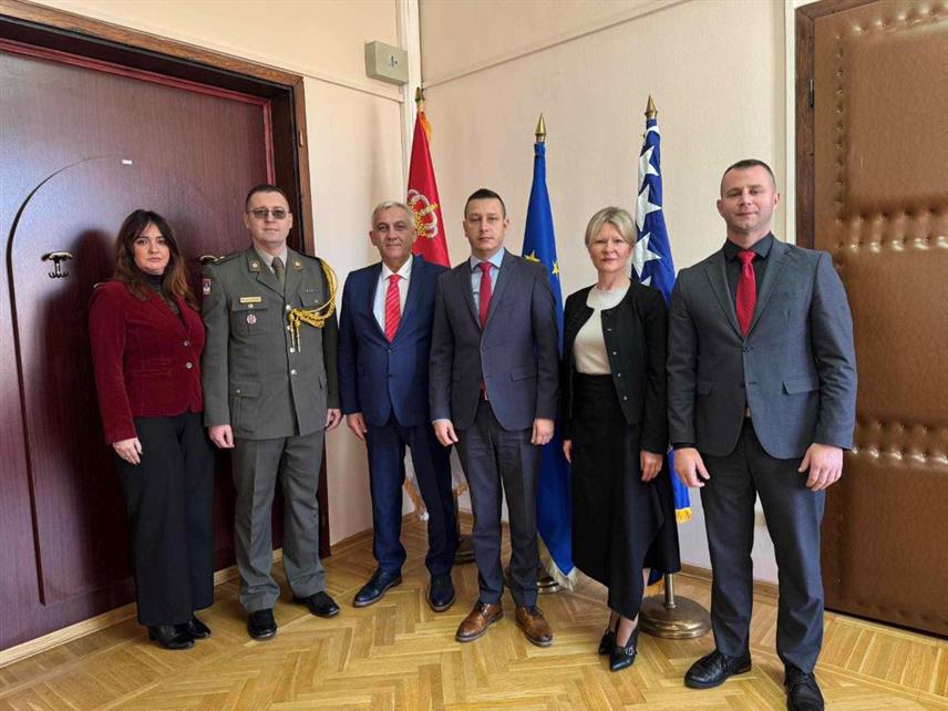 САРАЈЕВО, 5. МАРТА /СРНА/ - Замјеник министра одбране у Савјету министара Александар Гогановић и амбасадор Србије у БиХ Иван Тодоров састали су се данас у Сарајеву. У делегацији Амбасаде Србије били су изасланик одбране потпуковник Милан Дулановић и министар савјетник Наташа Ђорђевић. Састанку су присуствовали и шеф Гогановићевог кабинета Александар Николић и савјетник Сања Стојчиновић.	