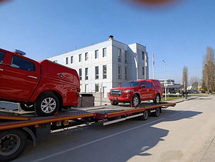 ИСТОЧНО САРАЈЕВО, 5. МАРТА /СРНА/ - Републичка управа цивилне заштите данас је уручила по једно ватрогасно возило ватрогасно-спасилачким јединицама у Српцу и Лопарама.