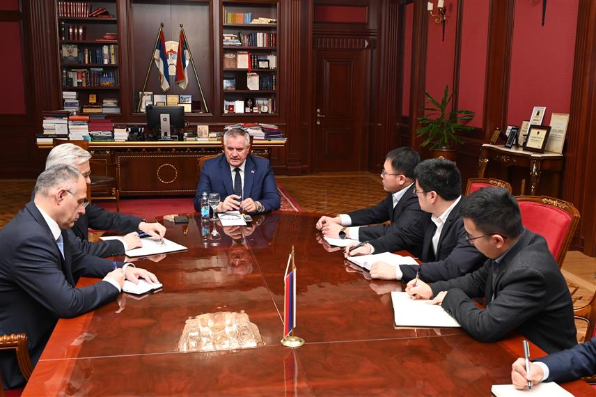 БАЊАЛУКА, 5. МАРТ /СРНА/ - Предсједник Владе Републике Српске Радован Вишковић и представници кинеске компаније "Шандонг" одржали су данас састанак у просторијама Владе Републике Српске у Бањалуци. Састанку је присуствовао министар саобраћаја и веза Република Српска Недељко Чубриловић.	