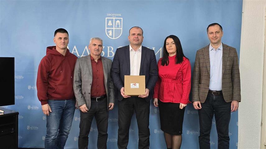 ЗВОРНИК, 5. МАРТА /СРНА/ - Град Зворник ће бити домаћин Првенства Републике Српске у кросу које ће бити одржано 16. марта, договорено је данас на састанку руководства овог града и Атлетског савеза Српске. Састанку су присуствовали градоначелник Бојан Ивановић, предсједник Атлетског савеза Републике Српске Душко Ивичић, секретар Савеза Далибор Врховац и тренер у Атлетском клубу "Зворник" Славица Мандић.	