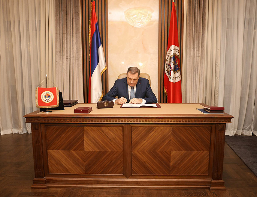 БАЊАЛУКА, 5. МАРТА /СРНА/ - Предсједник Српске Милорад Додик потписао је вечерас указе о проглашењу четири закона који су усвојени на посебној сједници Народне скупштине Републике Српске, а којима се забрањује дјеловање Суда и Тужилаштва БиХ, Сипе и ВСТС-а БиХ. /ФОТО Борислав Здриња/	
