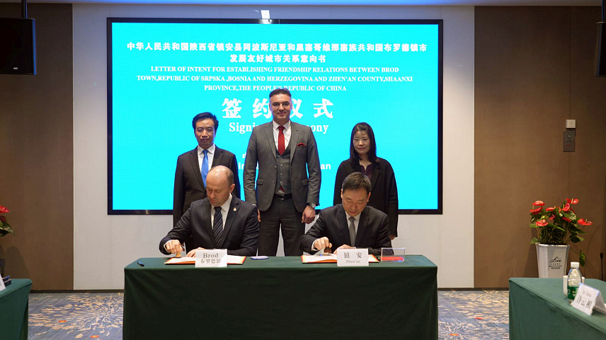 СИЈАН, 5. МАРТА /СРНА/ - Начелник општине Брод Милан Зечевић и шеф кинеског округа Ђенан Јуан Лифенг /Yuan Lifeng/ потписали су споразум о братимљењу ове локалне заједнице у Републици Српској и округа Ђенан, састављеног из 14 градова.