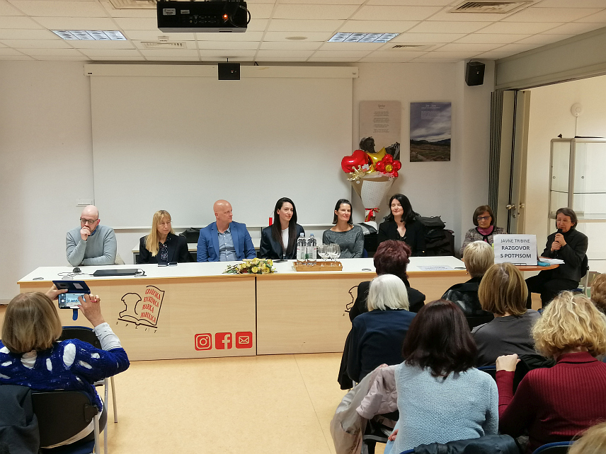 СПЛИT, 6. МАРTА /СРНА/ - У сплитској Библиотеци "Марко Марулић" и ове године организован је едукативно-културни програм, поводом Међународног дана жена, с циљем скретања пажње јавности на неравноправан положај жена у друштву.