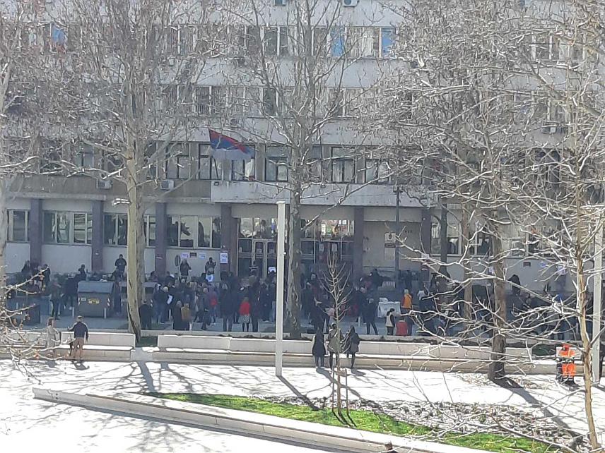 БЕОГРАД, 6. МАРТА /СРНА/ - Одборници и посланици опозиције који протестују испред зграде Скупштине града Београда покушали су насилно да уђу у зграду, гдје се одржавала сједница.