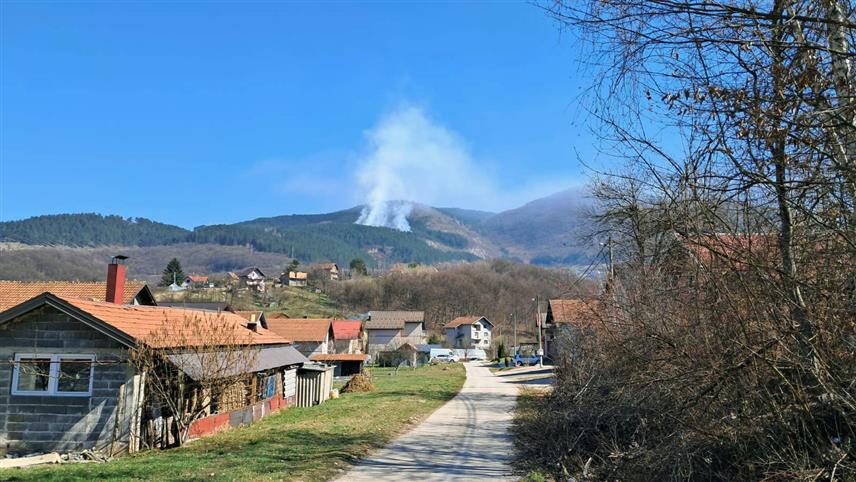 ИСТОЧНО САРАЈЕВО, 6. МАРТА /СРНА/ - У насељу Петровић у општини Источно Ново Сарајево јутрос је избио пожар, али ватрогасци не могу приступити гашењу док не добију потврду да се на том терену не налази минско поље, рекао је Срни Никола Шарац из Територијалне ватрогасне јединице Источно Сарајево.	


