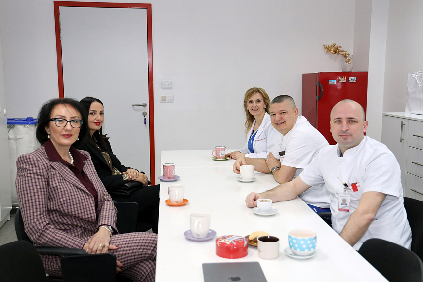 БАЊАЛУКА, 6. МАРТА /СРНА/ - Клинику за интензивну медицину за нехируршке гране Универзитетског клиничког центра /УКЦ/ Републике Српске у Бањалуци данас је посјетила делегација Клиничког центра Црне Горе како би размијенили важна искуства и знање.