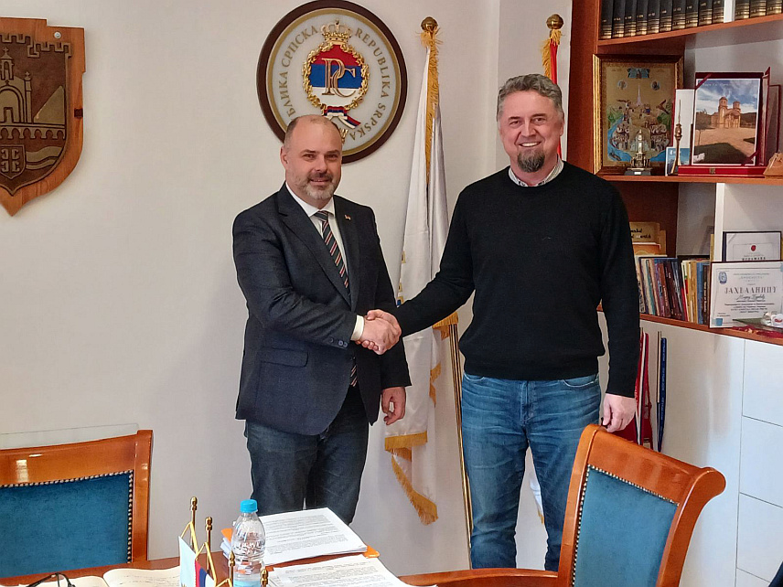 ВИШЕГРАД, 6. МАРТА /СРНА/ - Бизнисмен из Чикага Ранко Ристић изјавио је данас да Вишеград има потенцијал да привуче инвеститоре из Сједињених Држава који би улагали у даљи напредак ове локалне заједнице.