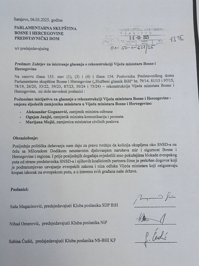 САРАЈЕВО, 6. МАРТА /СРНА/ - Док бројни бошњачки политички представници пријете ратом и на све начине покушавају да изазову страх и панику код становника Републике Српске и ФБиХ, за то вријеме, представници "Тројке" поднијелу су захтјев за реконструкцију Савјета министара и смјену замјеника министара Александра Гогановића, Огњена Јањића и Маријане Мојић.	