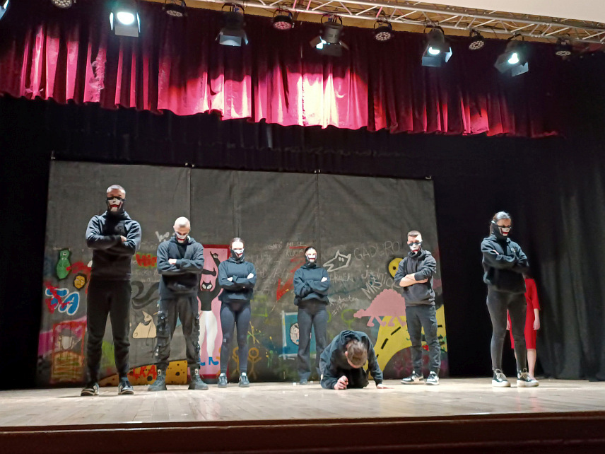 ПРЊАВОР, 6. МАРТ /СРНА/ - Омладинско позориште из Билеће извело је данас у Центру за културу и туризам у Прњавору за ученике три средње школе представу "Ожиљци" , у режији Бојана Милидраговића.