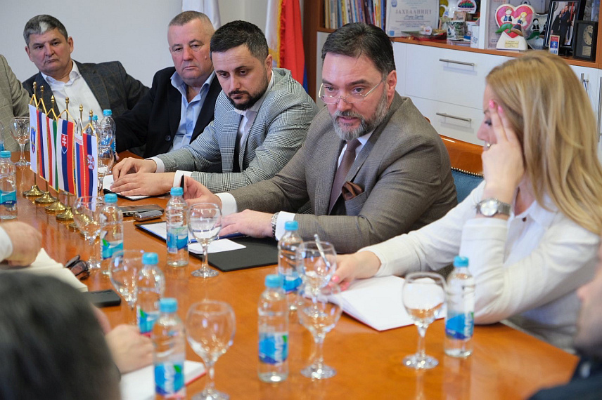 ВИШЕГРАД, 6. МАРТА /СРНА/ - Замјеник предсједавајућег Савјета министара Сташа Кошарац на састанку са представницима општина Вишеград, Рогатица, Рудо и Ново Горажде гдје је разговарао о важним инфраструктурним пројектима и њиховој реализацији кроз институције Републике Српске, што ће допринијети развоју економије.	
