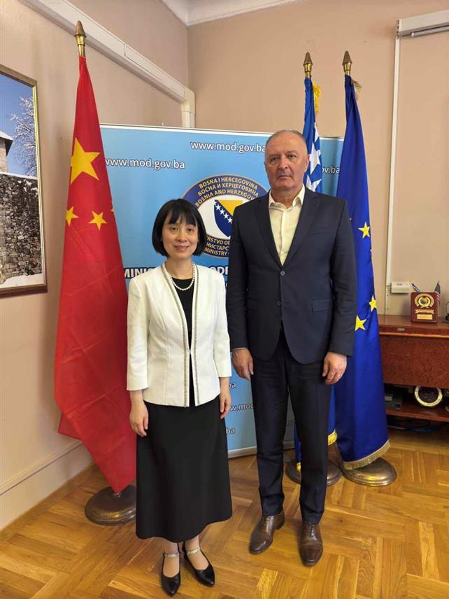 САРАЈЕВО, 7. МАРТА /СРНА/ - Министар одбране у Савјету министара Зукан Хелез састао се данас у Сарајеву са новоименованим амбасадором Кине у БиХ Ли Фан са којом је разговарао о билатералној војној сарадњи, активностима министарства и Оружаних снага /ОС/ БиХ, као и о тренутној ситуацији у земљи и свијету.