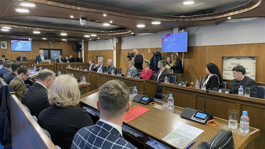 БРЧКО, 7. МАРТА /СРНА/ - Министар транспорта и комуникација у Савјету министара Един Форто рекао је данас у Брчком да је Савјет министара спреман да са Хрватском потпише споразум о изградњи новог моста према Гуњи, а да је све што треба да се уради прије тога усвајање просторног плана Брчко дистрикта.