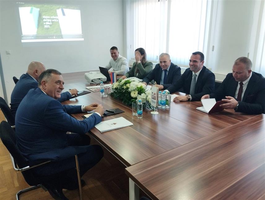 БИЛЕЋА, 7. МАРTА /СРНА/ - Предсједник Републике Српске Милорад Додик састао се данас у Билећи са руководством те општине. На састанку у згради општине је начелник Билеће Миодраг Парежанин са сарадницима.	