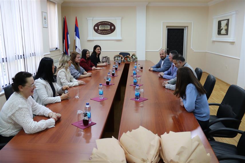 ДЕРВЕНТА, 7. МАРТА /СРНА/ - Градоначелник Дервенте Игор Жунић и предсједник Скупштине града Синиша Јефтић организовали су данас пријем за одборнице градског парламента поводом 8. марта - Међународног дана жена, на ком су истакли значај равноправног учешћа жена у политичком и друштвеном животу.	