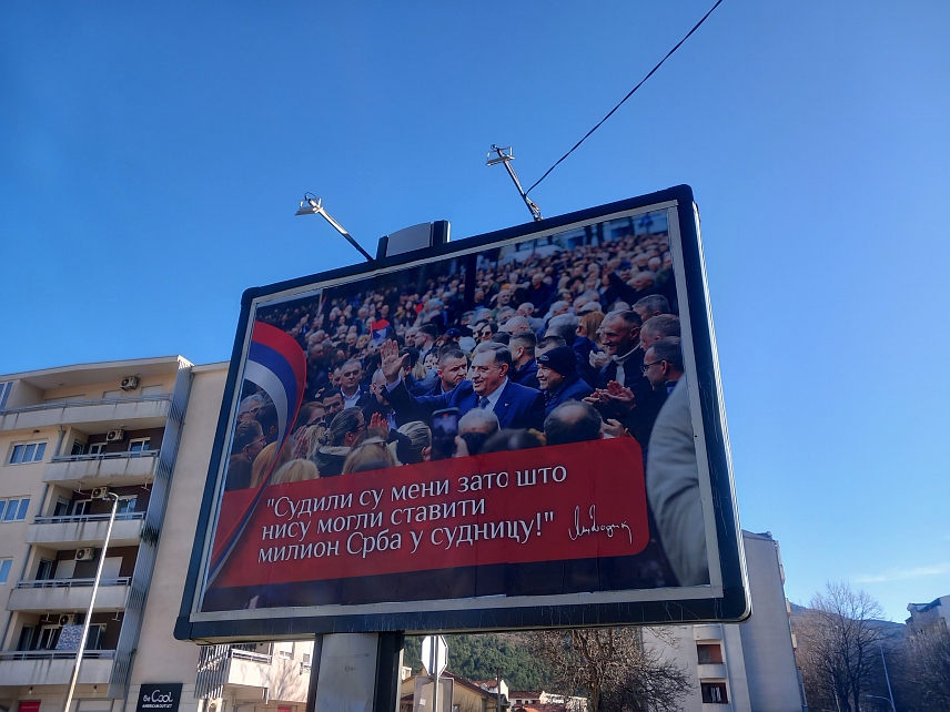 TРЕБИЊЕ, 7. МАРТА /СРНА/ - У Tребињу су постављени билборди подршке предсједнику Републике Српске Милораду Додику, након пресуде Суда БиХ.	