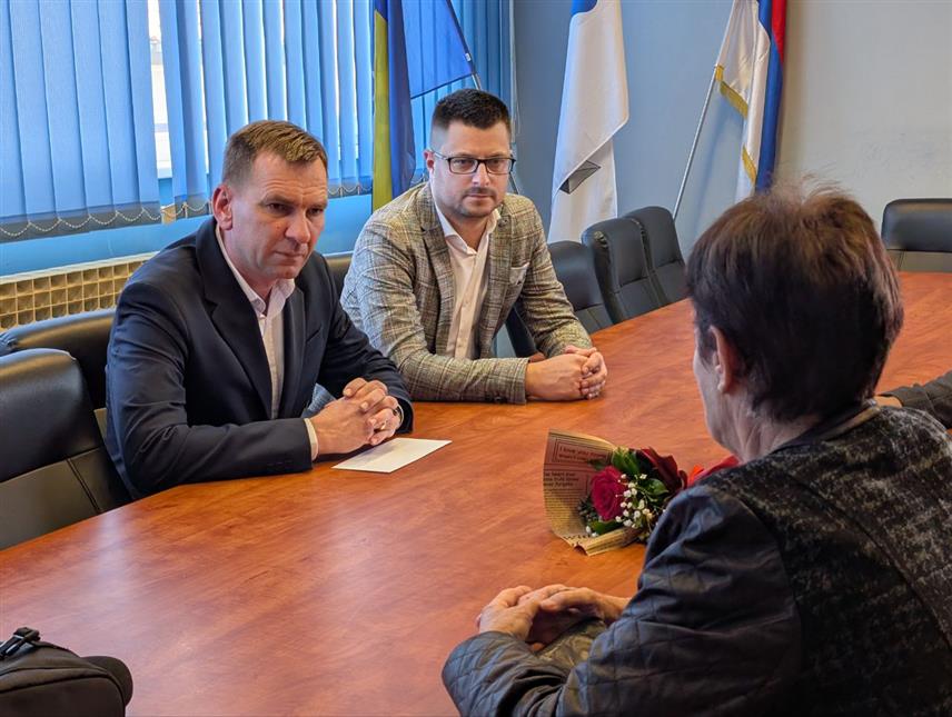 УГЉЕВИК, 7. МАРТА /СРНА/ - За мајку која је у протеклом Одбрамбено-отаџбинском рату изгубила два сина, Наду Јовановић из Угљевика, данас су поводом Међународног дана жена начелник општине Драган Гајић и предсједник Борачке организације Јован Маринковић уприличили пријем и уручили јој симболичан новчани поклон.