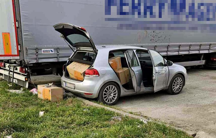 БЕОГРАД, 7. МАРТА /СРНА/ - Полиција је у Новом Саду заплијенила 33 килограма марихуане и ухапсили тројицу осумњичених за неовлаштену производњу и стављање у промет дрога.	
