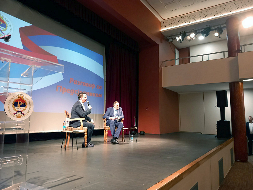 ТРЕБИЊЕ, 7. МАРТА /СРНА/ - Предсједник Републике Српске Милорад Додик и градоначелник Требиња Мирко Ћурић данас у Требињу на трибини "Разговор са предсједником".	