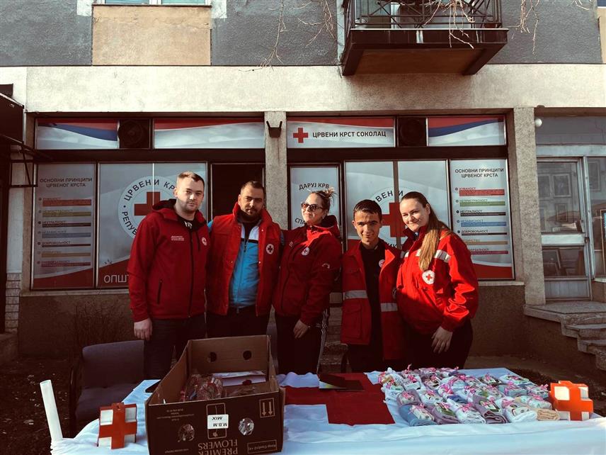 СОКОЛАЦ, 7. МАРТА /СРНА/ - Волонтери Црвеног крста Соколац подијелили су данас 100 поклона, каранфила и честитики пролазницама испред просторија ове хуманитарне организације.