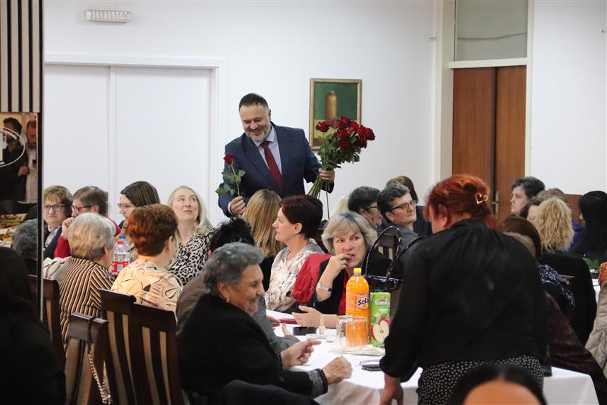 ДЕРВЕНТА, 7. МАРТА /СРНА/ - У Дервенти су вечерас уприличени пријем и прослава Међународног дана жена који је окупио око 300 припадница љепшег пола.