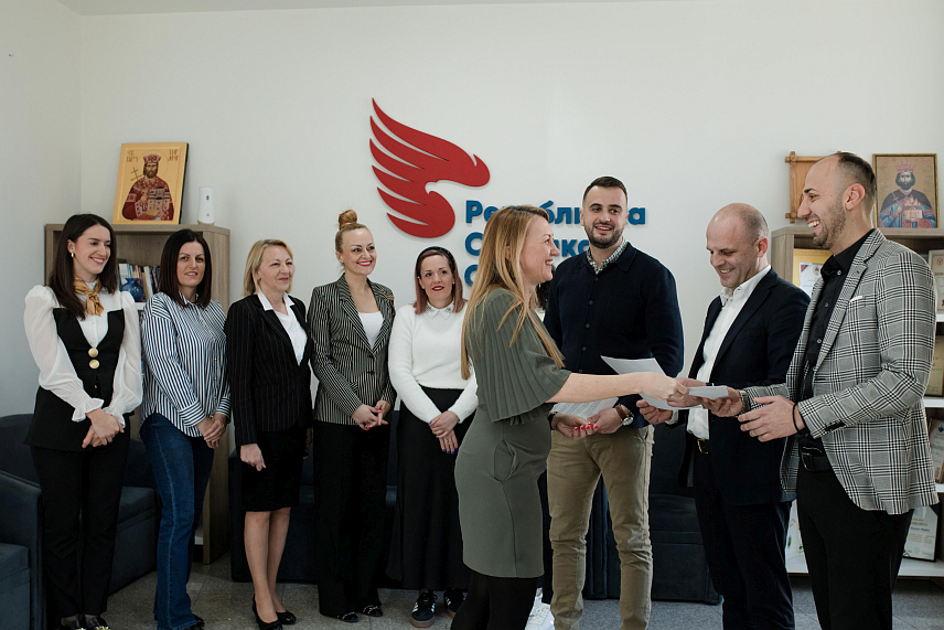 БИЈЕЉИНА, 7. МАРТА СРНА/ - Актив жена Републичке странке Српске /РСС/ који дјелује под именом Женска снага Српске уручио је одборницима странке, поводом Дана жена, три иницијативе за Скупштину града Бијељина с циљем побољшања положаја жена у локалној заједници.