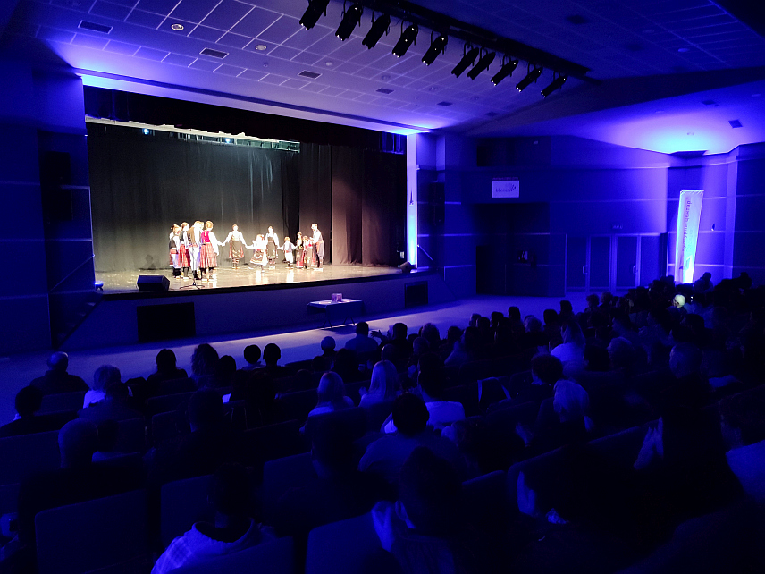 ГРАДИШКА, 7. МАРТА /СРНА/ - У Градишци је вечерас одржан хуманитарни концерт за помоћ у раду Удружењу родитеља дјеце са аутизмом "Дуга".