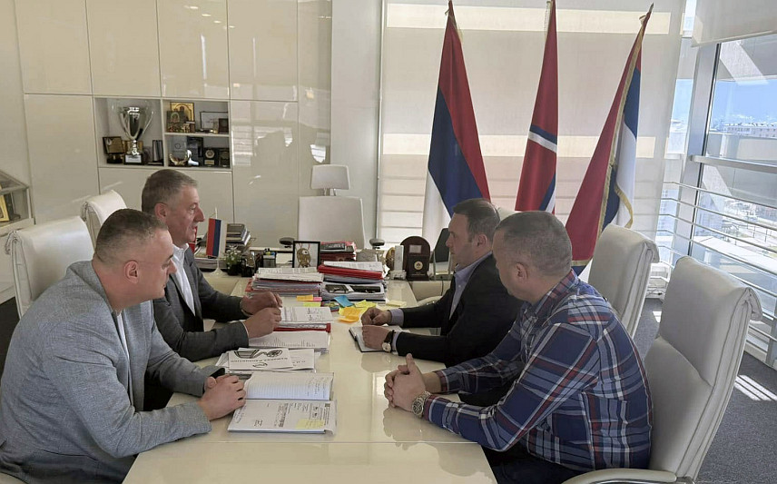 ИСТОЧНО САРАЈЕВО, 7. МАРТА /СРНА/ - Градоначелник Источног Сарајева Љубиша Ћосић разговарао је данас у Источном Сарајеву са начелником општине Источни Стари Град Бојом Гашановићем.	