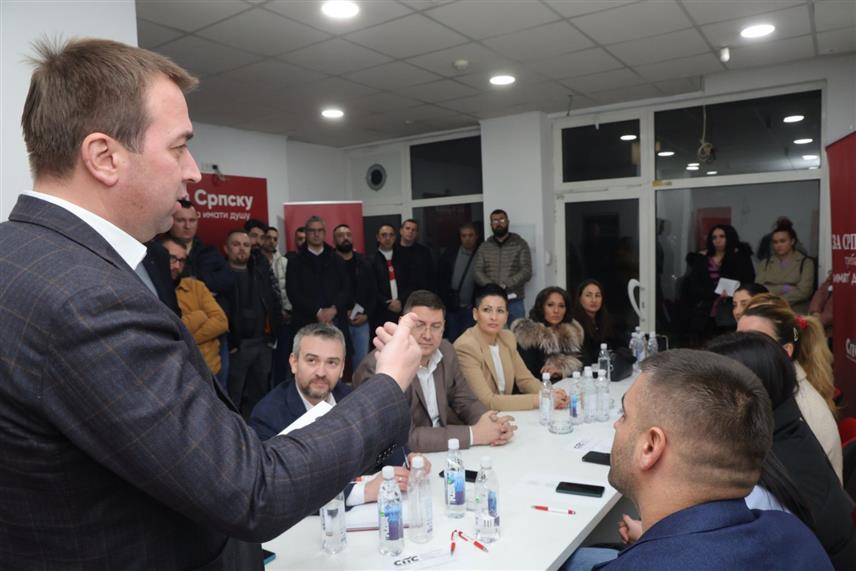ВИШЕГРАД, 7. МАРТА /СРНА/ - Лидер Социјалистичка партија Српске Горан Селак на састанку са руководством СПС-а у Вишеграду.