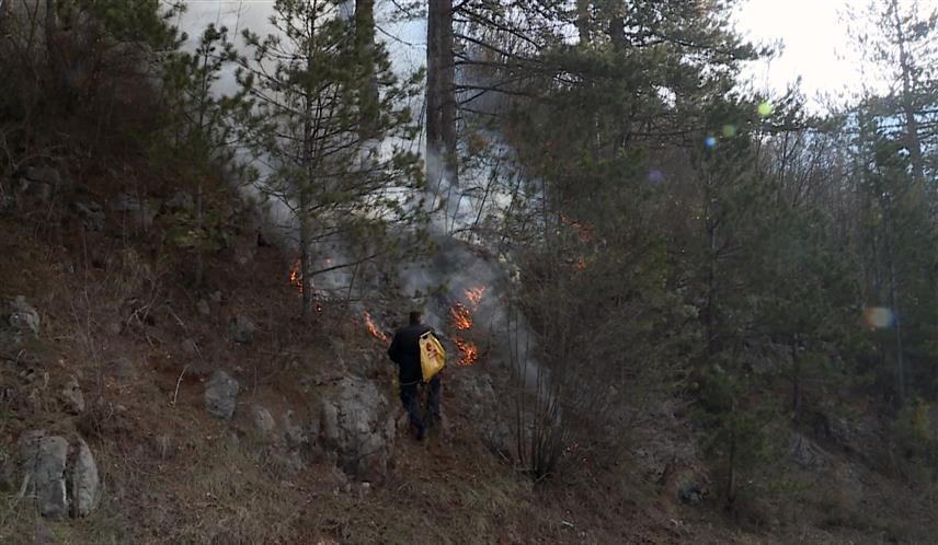 ИСТОЧНО САРАЈЕВО, 7. МАРТА /СРНА/ - Пожар на Требевићу и даље гори на неприступачном терену, речено је Срни у Територијалној ватрогасној јединици Источно Сарајево.