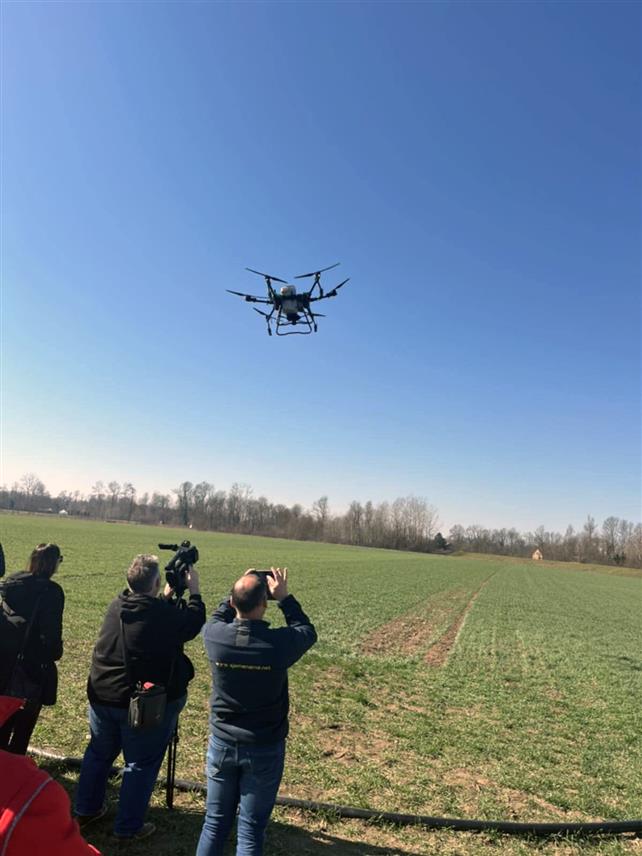 НОВИ ГРАД, 7. МАРТА /СРНА/ - На сортном огледу пшенице у Доњим Кладарима у општини Србац први пут је прихрана обављена дроном, изјавио је руководилац приједорске канцеларије Ресора за пружање стручних услуга у пољопривреди при Министарству пољопривреде шумарства и водопривреде Републике Српске Мирко Јокић.