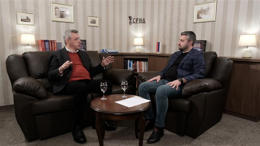 БАЊАЛУКА, 8. МАРТА /СРНА/ - Савјетник предсједника Републике Српске Огњен Тадић изјавио је за подкаст СРНЕ. да грађани имају осјећај да је угрожен мир само из разлога што је политичко Сарајево напало Дејтонски мировни споразум, те истакао да политичари морају доносити рационалне одлуке и да се све што Српска ради заснива на очувању Дејтона, Устава и надлежности које су дате овим документима.