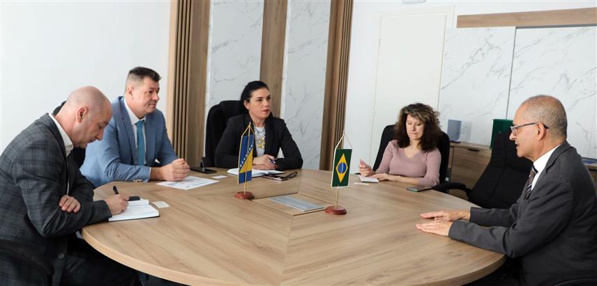 САРАЈЕВО, 8. МАРТА /СРНА/ - Предсједник Спољнотрговинске коморе БиХ Ахмет Егрлић и замјеник шефа мисије у Амбасади Бразила у Сарајеву Албино Ернесто Поли Џуниор истакли су да недавно усаглашавање сертификата који ће пратити пошиљке меса омогућава интензивирање трговинске сарадње двије земље.