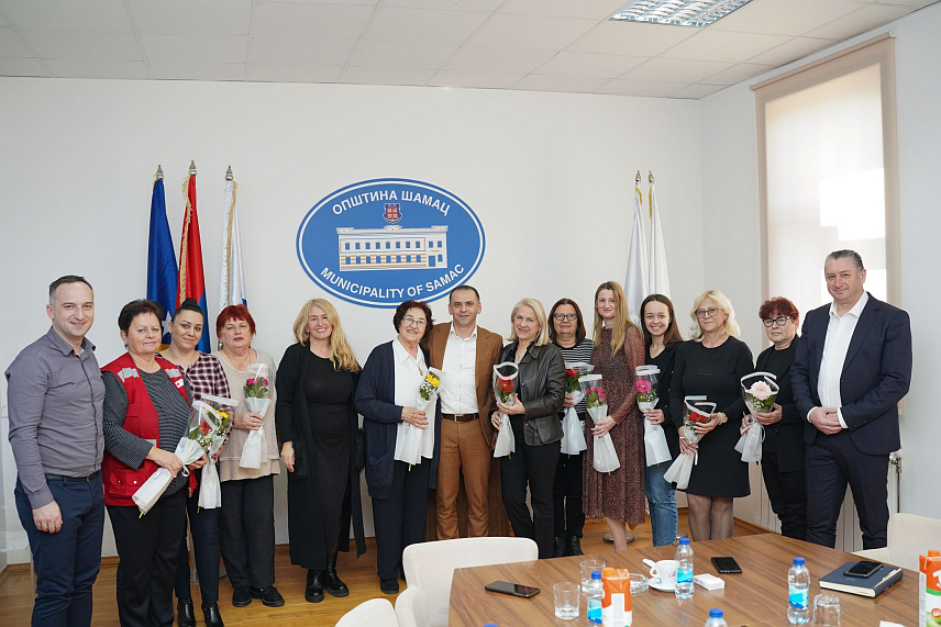 ШАМАЦ, 8. МАРTА /СРНА/ - У Општинској управи Шамац данас је поводом 8. марта - Међународног дана жена организован пријем за чланице удружења жена са подручја ове општине, а начелник Шамца Ђорђе Милићевић оцијенио је да су жене окоснице друштва и да носе већи терет него што је то било прије.