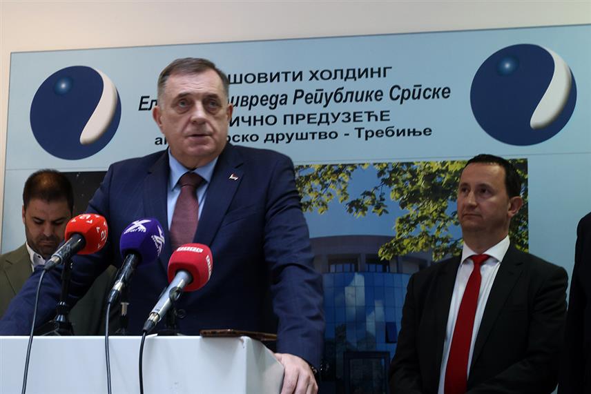 TРЕБИЊЕ, 8. МАРTА /СРНА/ - Предсједник Републике Српске Милорад Додик у обраћању новинарима након састанка у сједишту "Електропривреде Републике Српске" /ЕРС/ у Требињу изјавио је данас да Српска у овом тренутку не размишља о повећању цијене струје.
