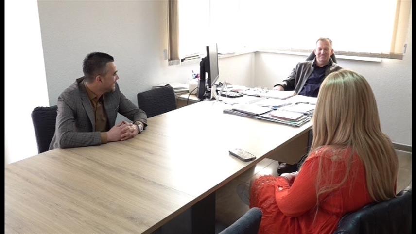 КОЗАРСКА ДУБИЦА, 8. МАРТА /СРНА/ - Начелник општине Козарска Дубица Игор Савковић разговарао са власником предузећа "Јелена" Марком Влајсевићем.