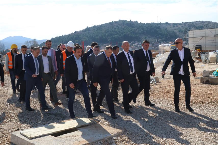 TРЕБИЊЕ, 8. МАРТА /СРНА/ - Предсједник Републике Српске Милорад Додик након обиласка нове болнице У Требињу најавио је да ће крајем године бити завршена нова болница у Tребињу - једна од највећих инвестиција у граду од стварања Републике Српске.