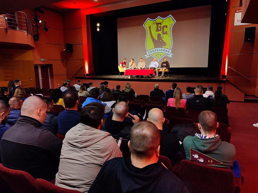 ГРАДИШКА, 8. МАРТА /СРНА/ - "Утицај музике на друштвене промјене" назив је "трибине из блока" коју су чланови Хуманитарне организације вечерас организовали у Културном центру Градишка.